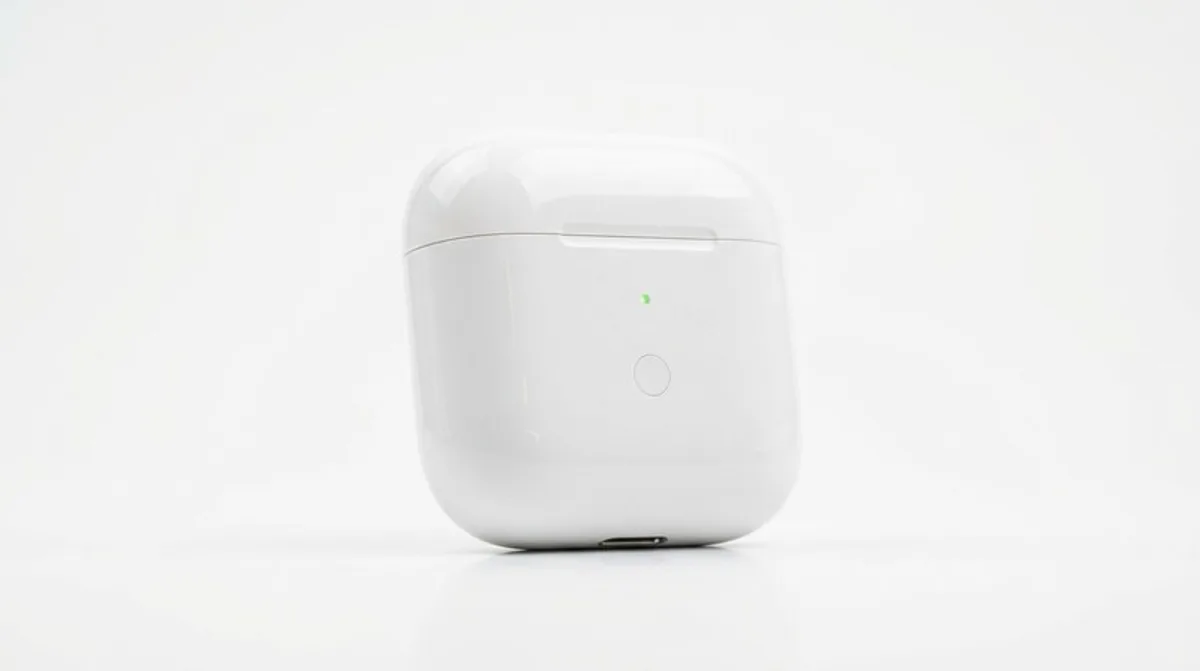 kabellose kopfhörer, ladecase, weiß, kunststoff, tragbar, elektronik, audio, kopfhörer, apple, airpods, zubehör, musik